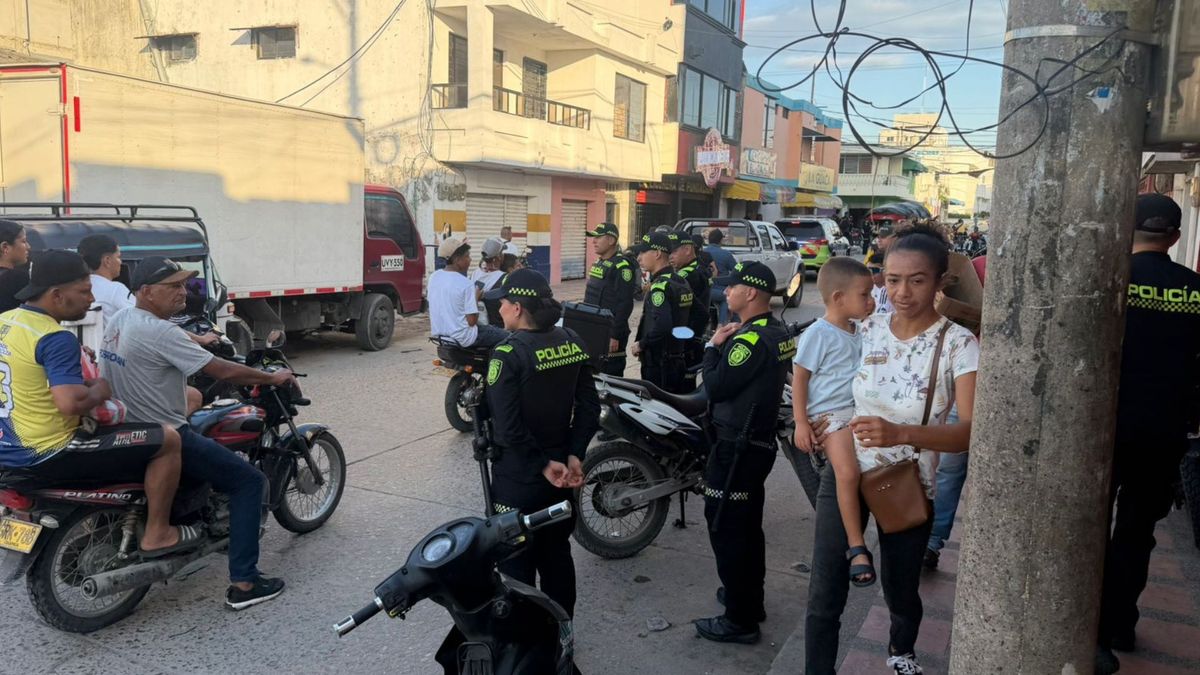 Policías patrullan comercio de Fundación, Magdalena