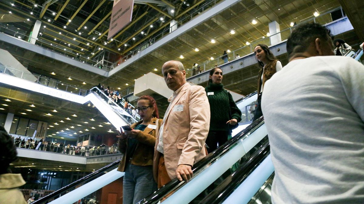 Personas en escalera eléctrica de centro comercial