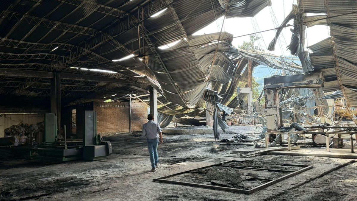 Incendio destruyó fábrica de colchones