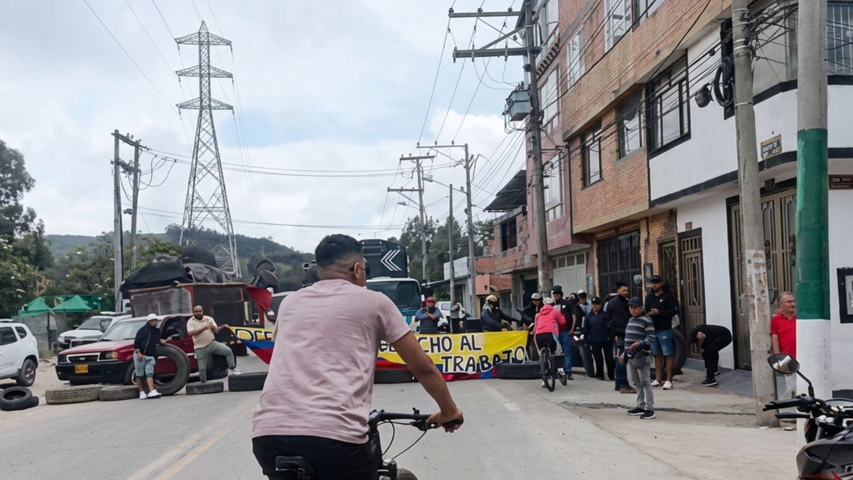 Gremio de bares protesta en Soacha y colapsa la movilidad: hay desvíos de tránsito