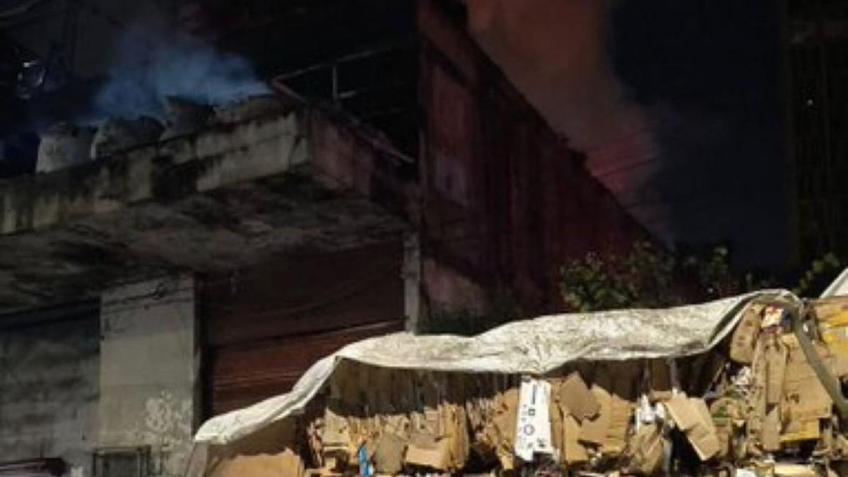 Incendio bodega reciclaje.