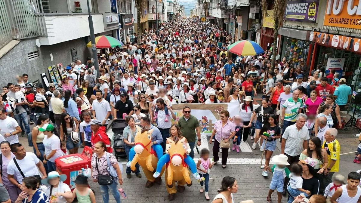 Desfile de caballitos de madera en Calarcá