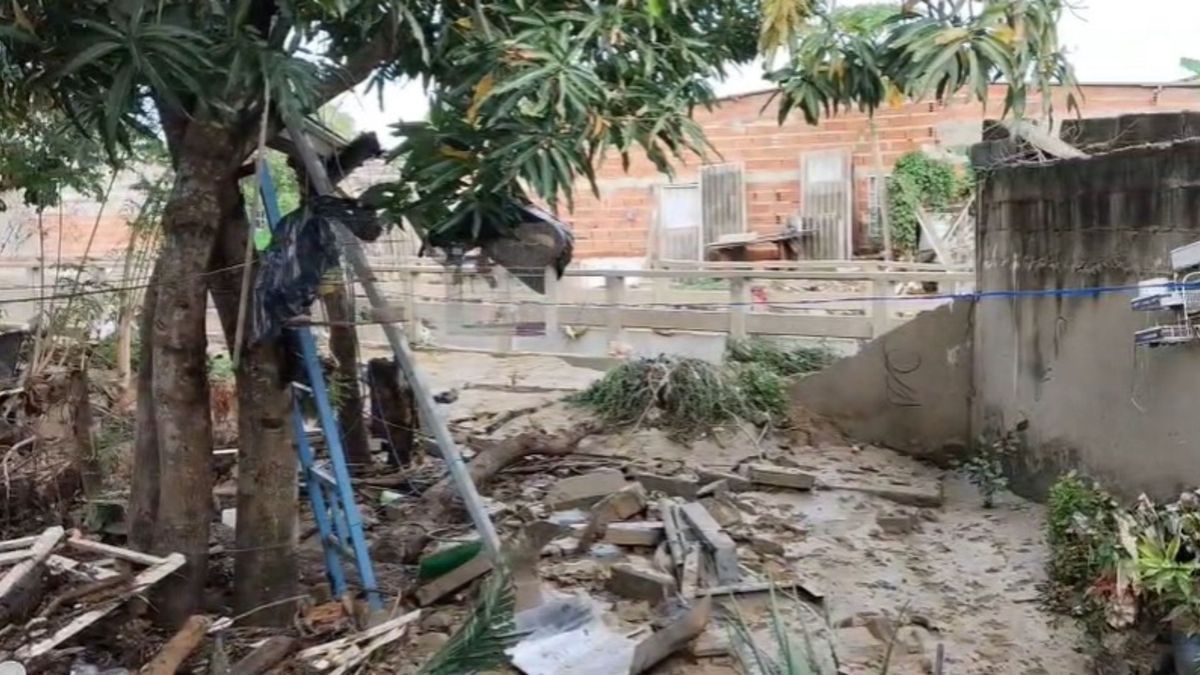 Desbordamiento de arroyo causa inundaciones y daños estructurales en el barrio Altos de la Metro