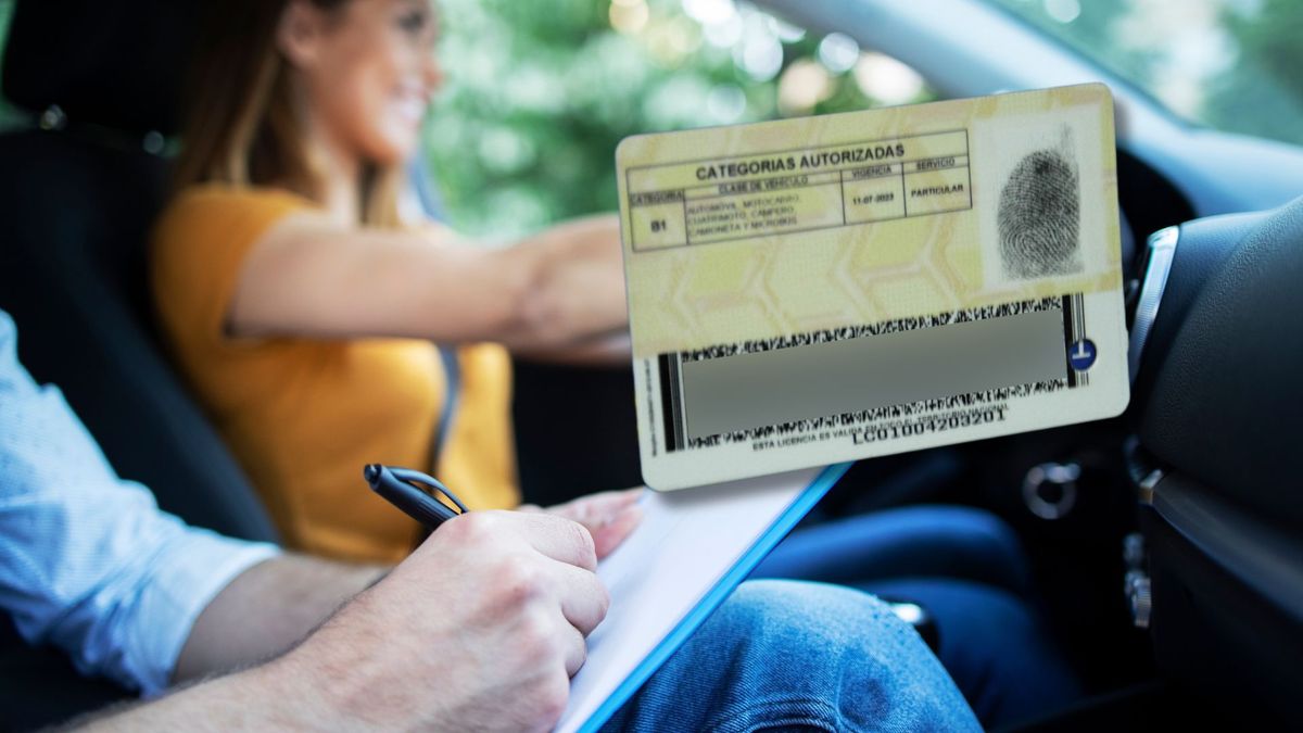 Persona haciendo el curso para expedir licencia de conducción