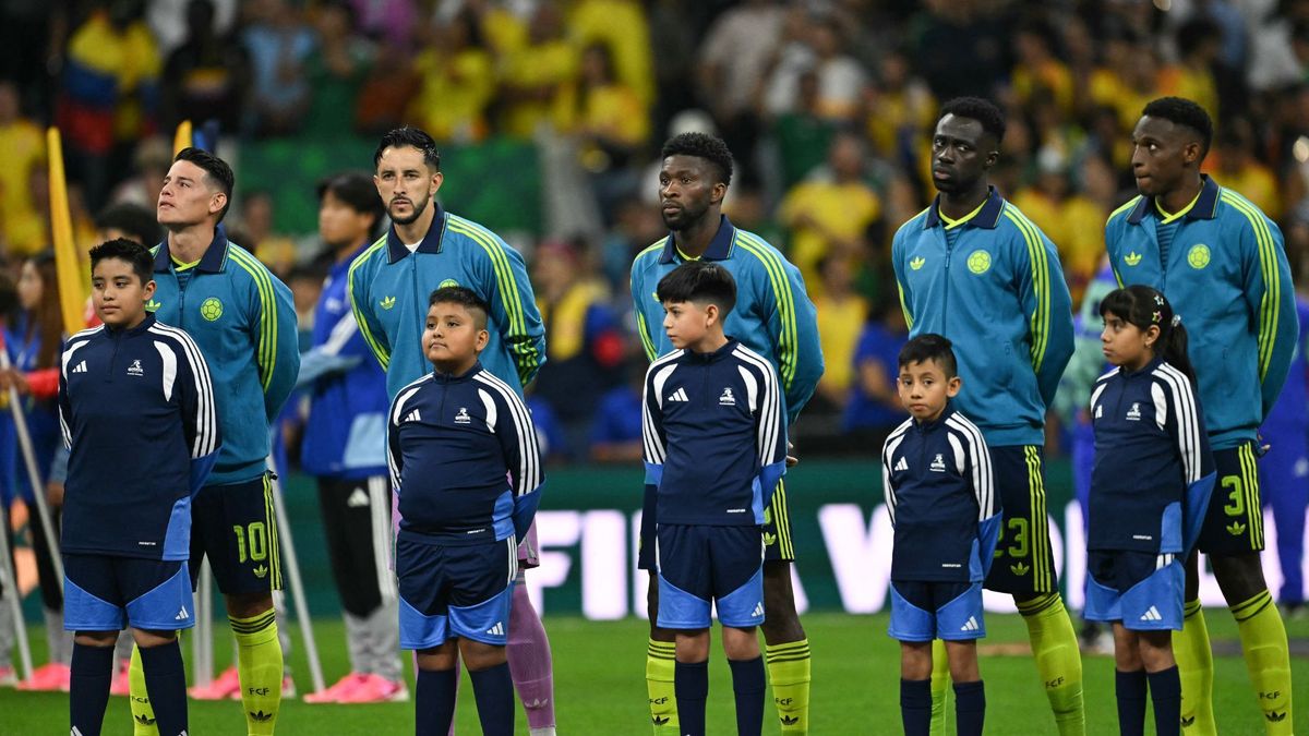 Jugadores de la Selección Colombia cantando el himno