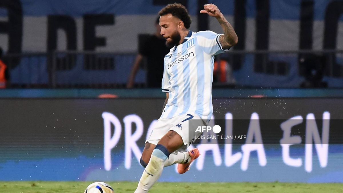 Duván Vergara jugando con Racing