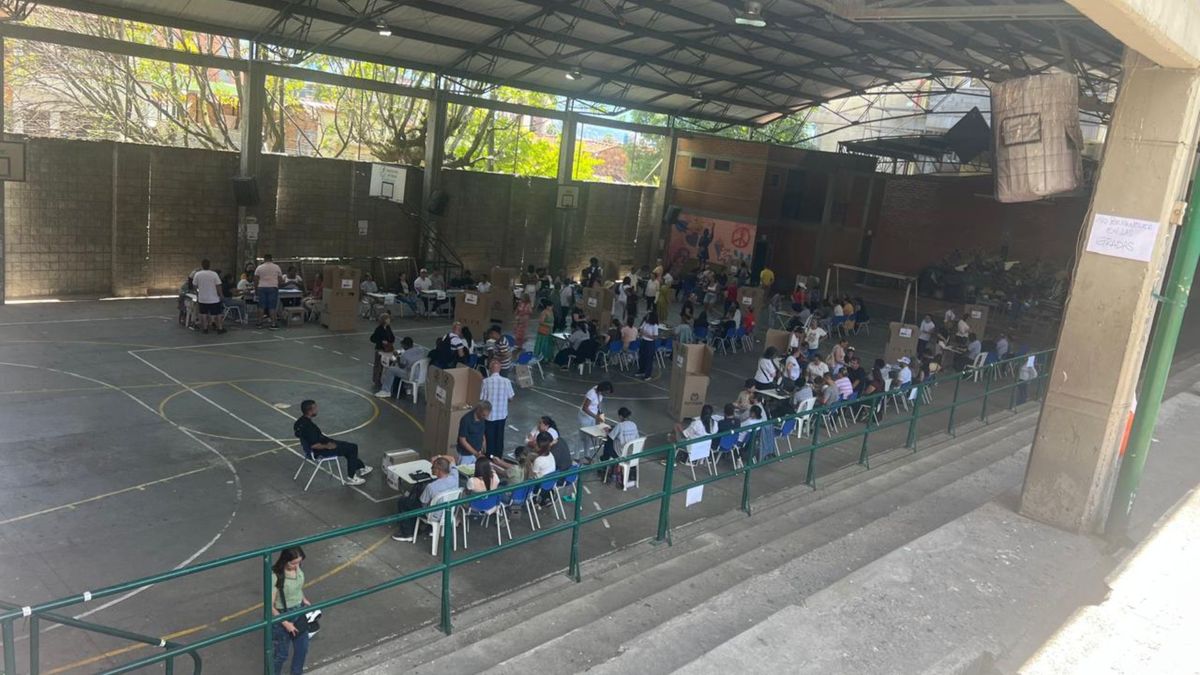 Ciudadanos votando en Antioquia durante la segunda vuelta presidencial con presencia de testigos electorales en mesas de votación
