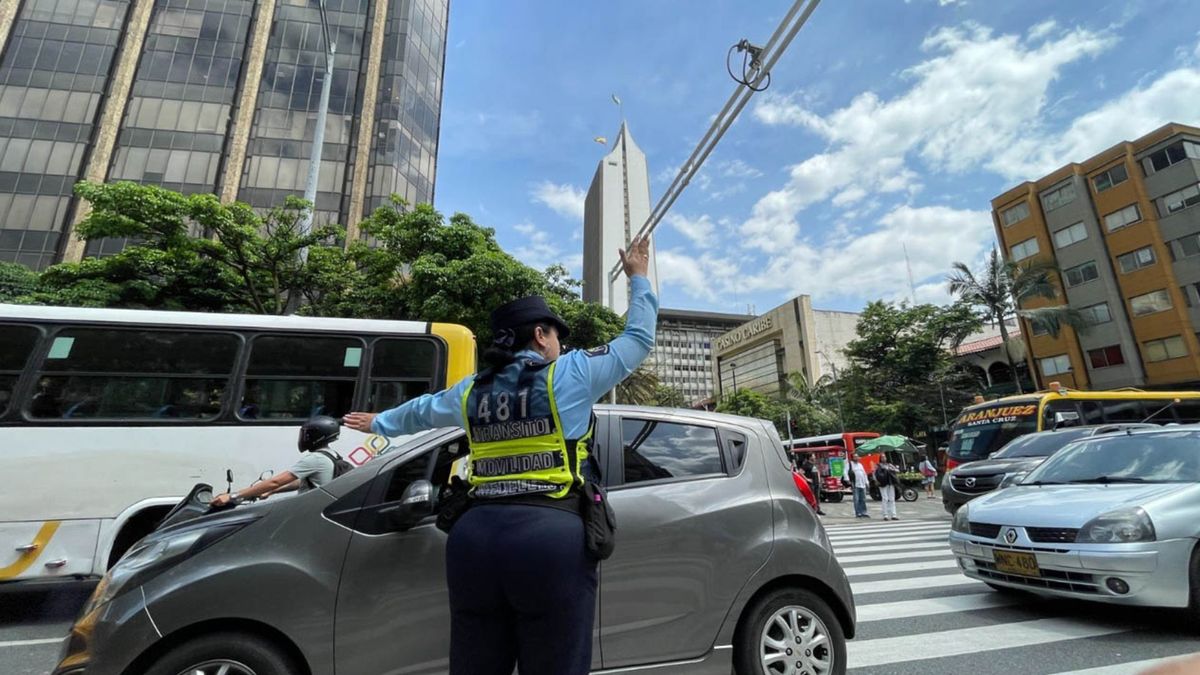 Policía de tránsito gestionando la movilidad