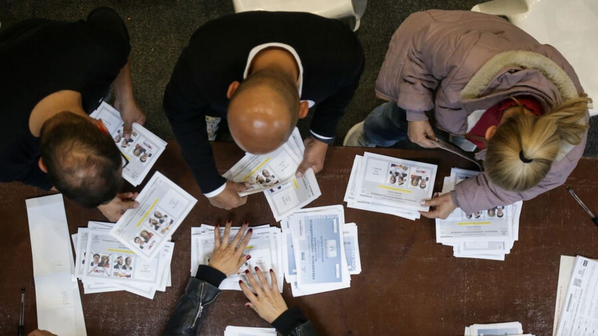Jurados de votación contando votos