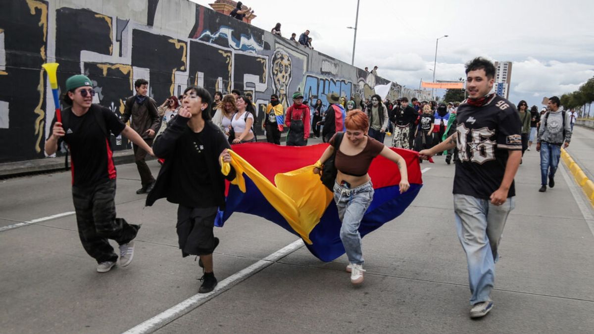 Jóvenes manifestándose en Bogotá