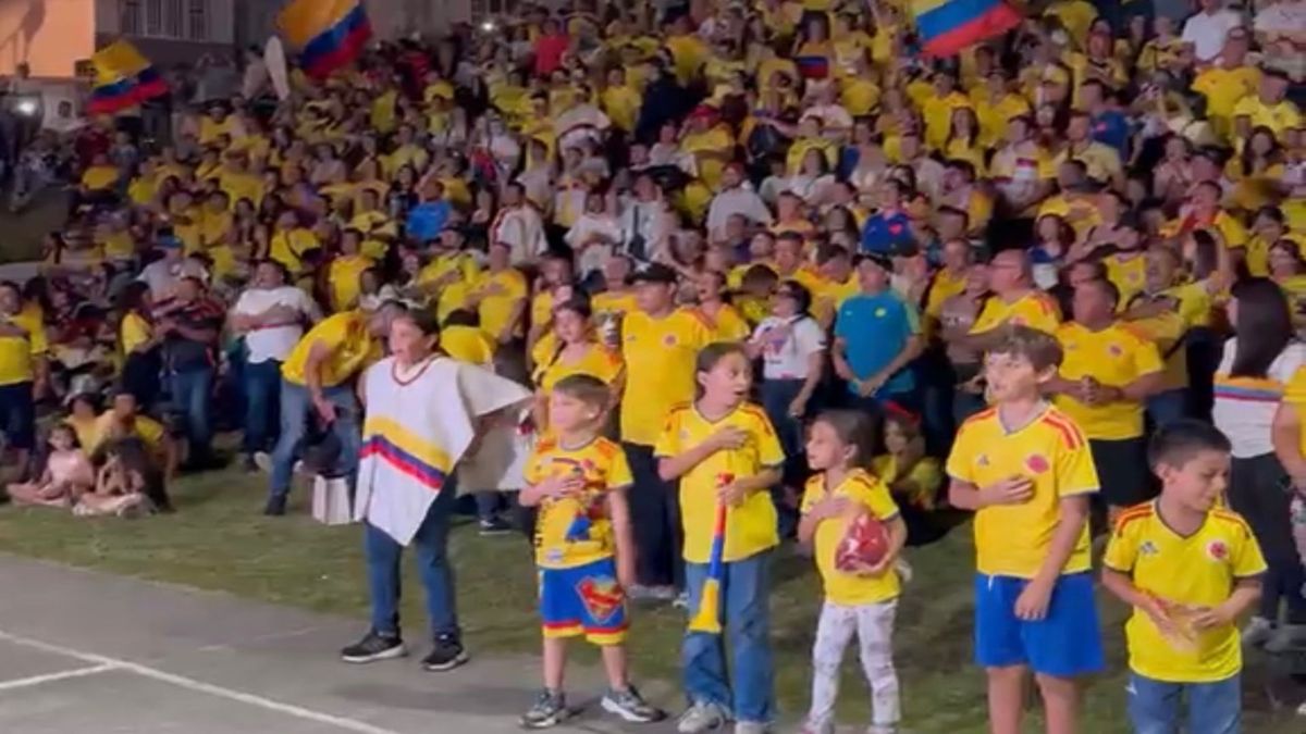 Con pantalla gigante itinerante , comunidades del Quindío disfrutan partidos de la Selección Colombia