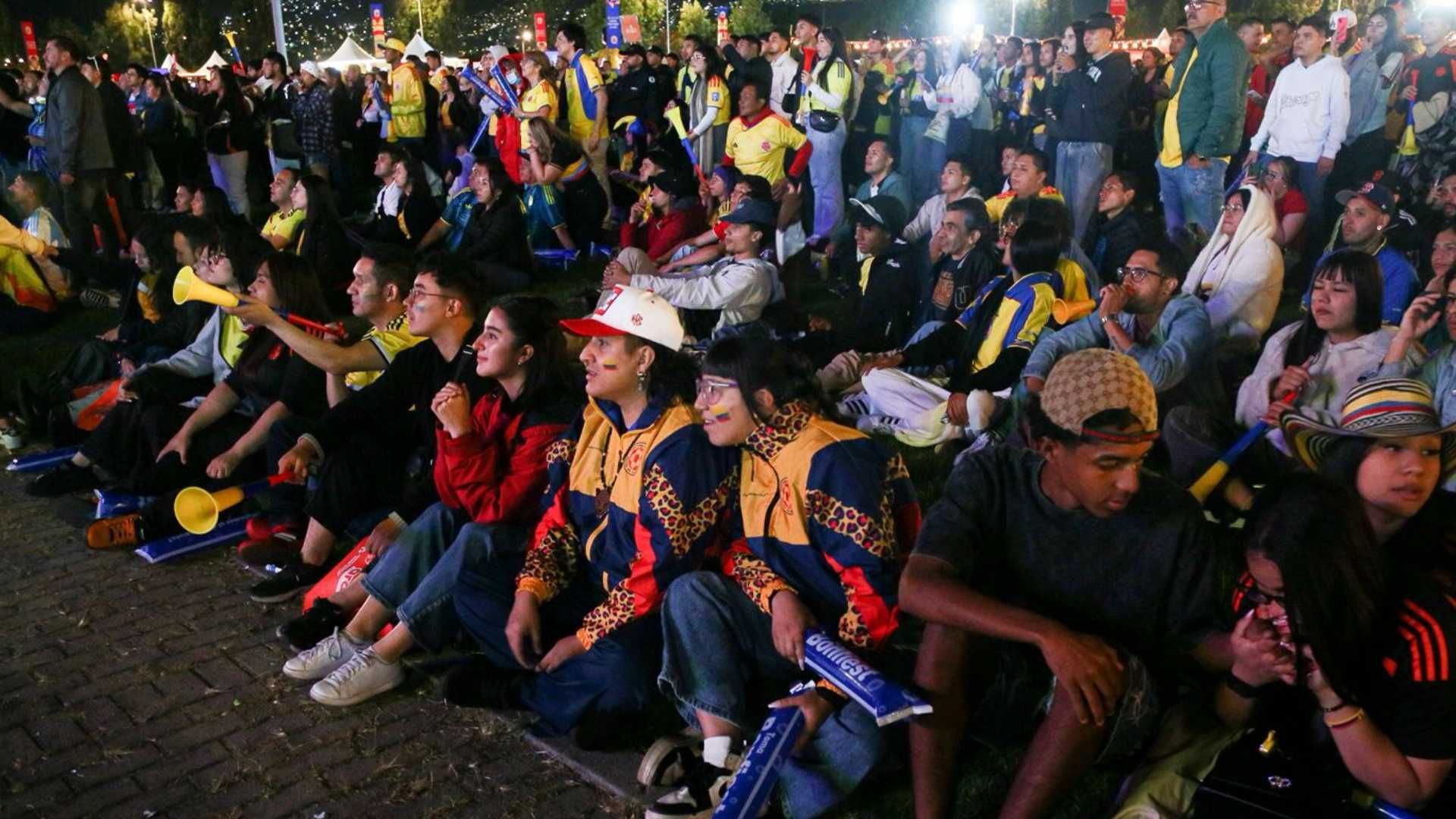 Hinchas en Bogotá disfrutan del partido Colombia vs RD Congo