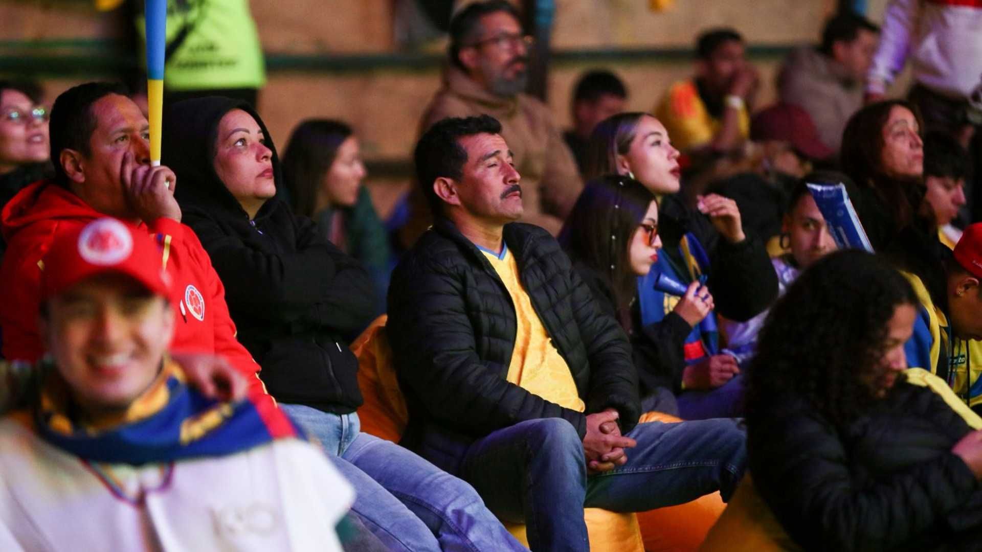 Hinchas en Bogotá disfrutan del partido Colombia vs. RD Congo