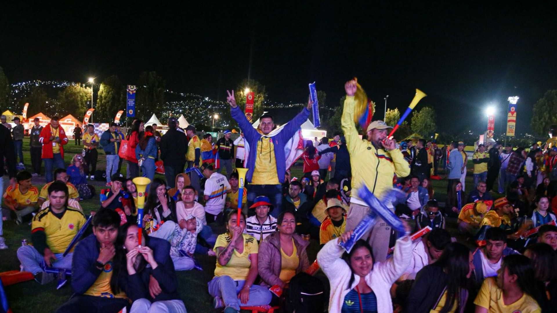 Hinchas en Bogotá disfrutan del partido Colombia vs. RD Congo