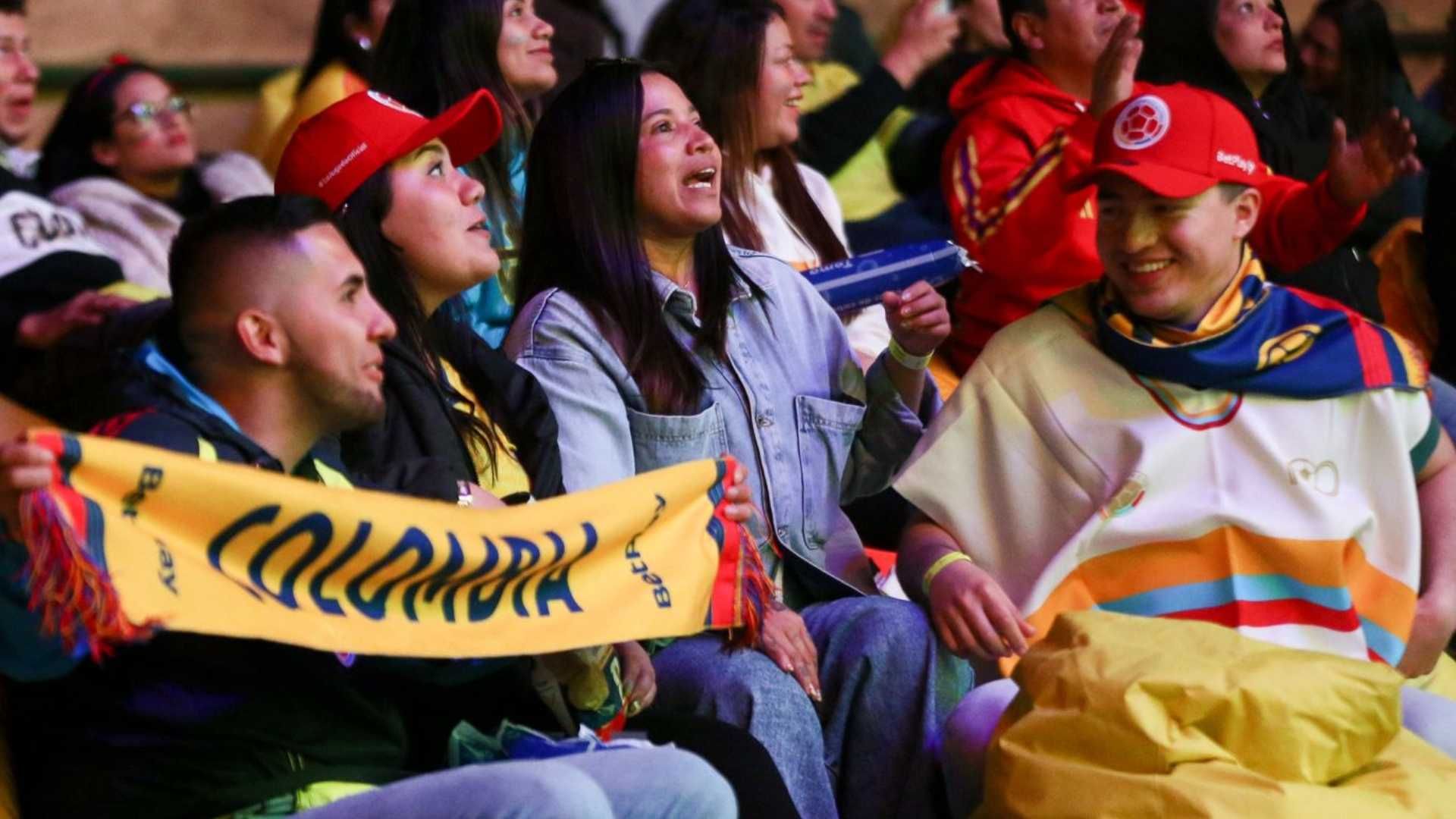 Hinchas en Bogotá disfrutan el partido Colombia vs. RD Congo