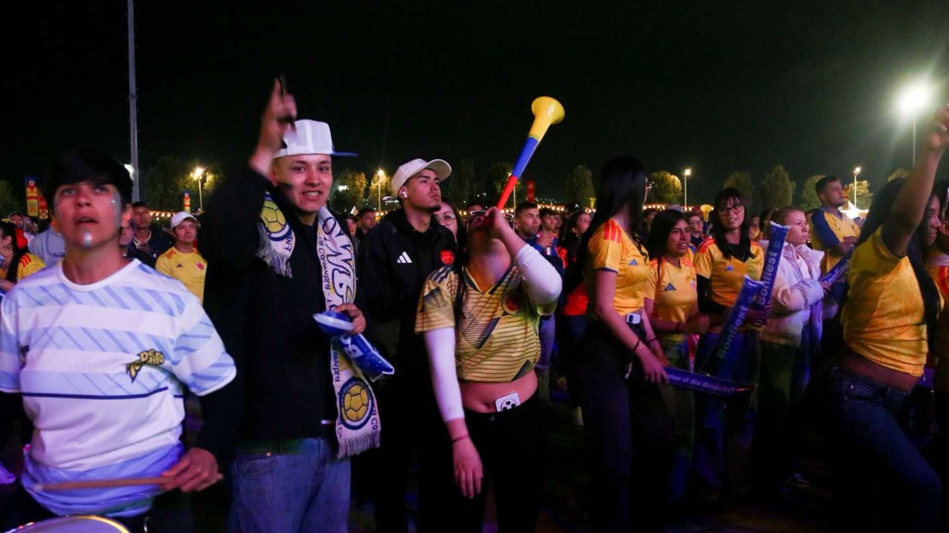 Cientos de personas en Bogotá miran el partido de Colombia contra República Democrática del Congo