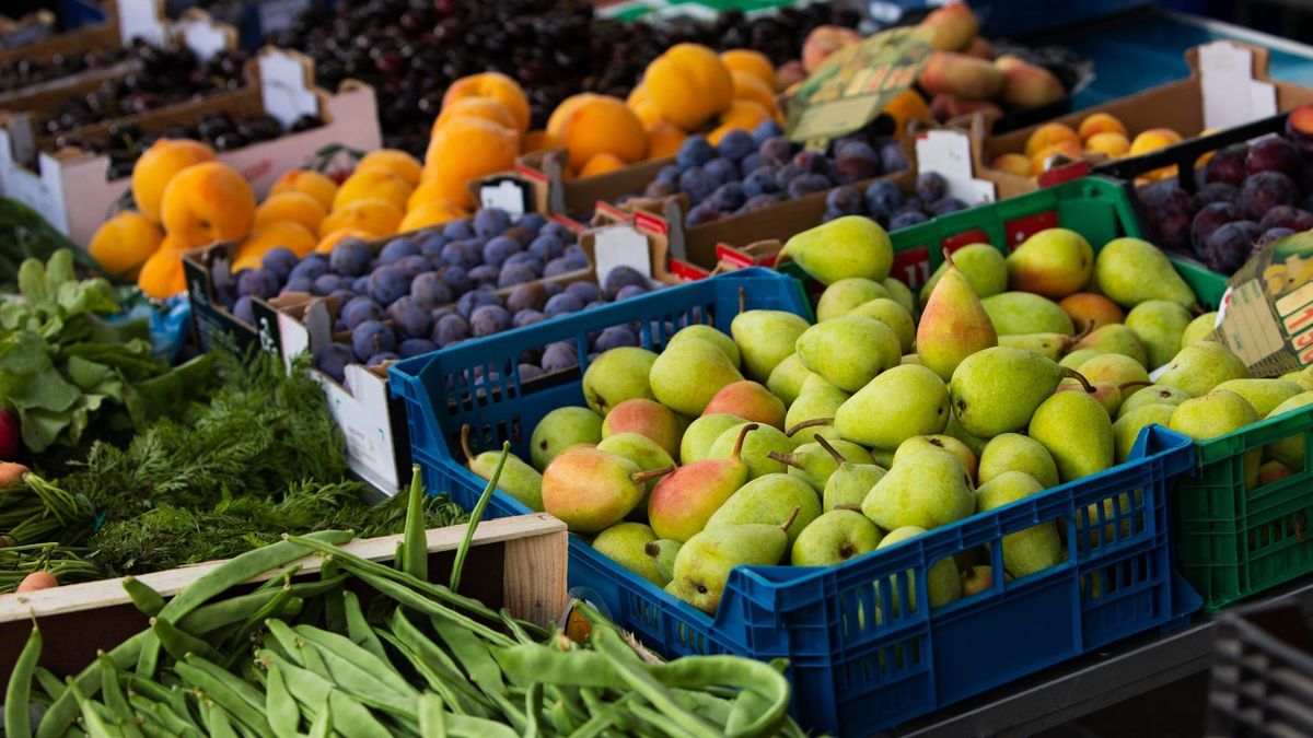 Frutas y verduras en canastas para la venta