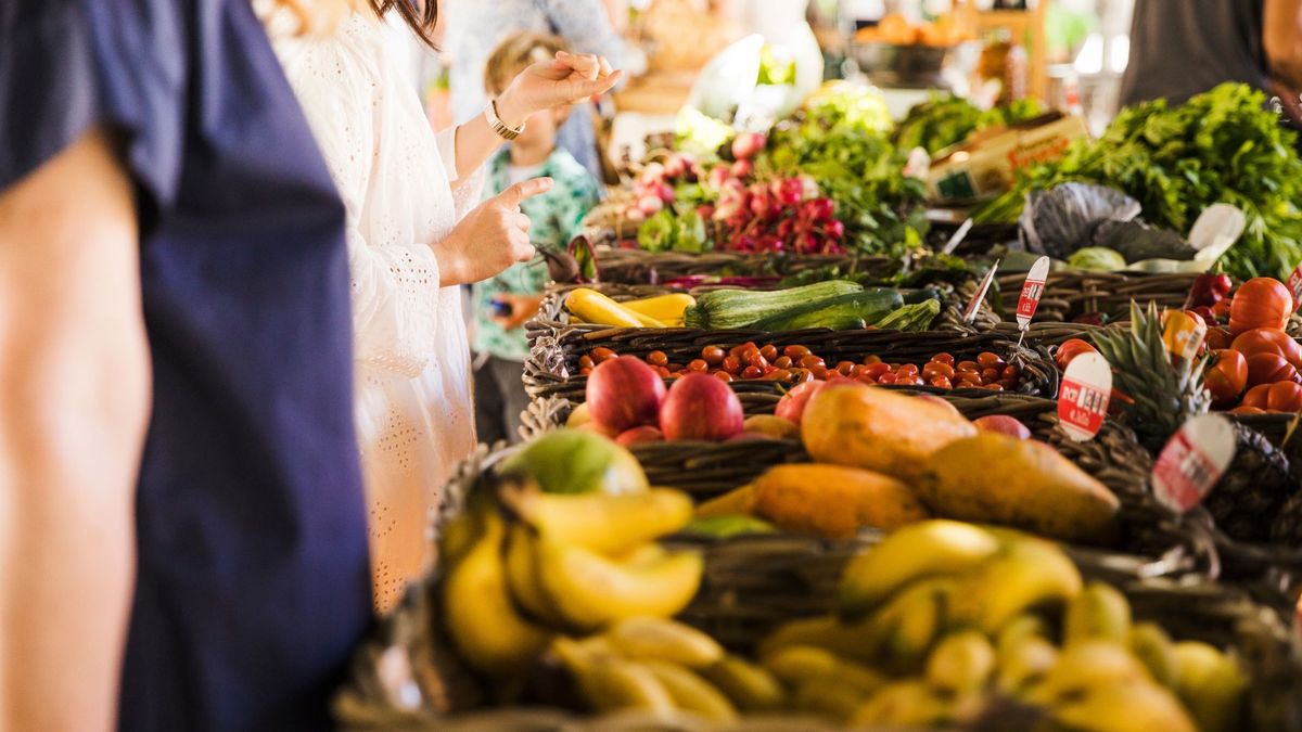 Verduras y frutas exhibidas para la venta