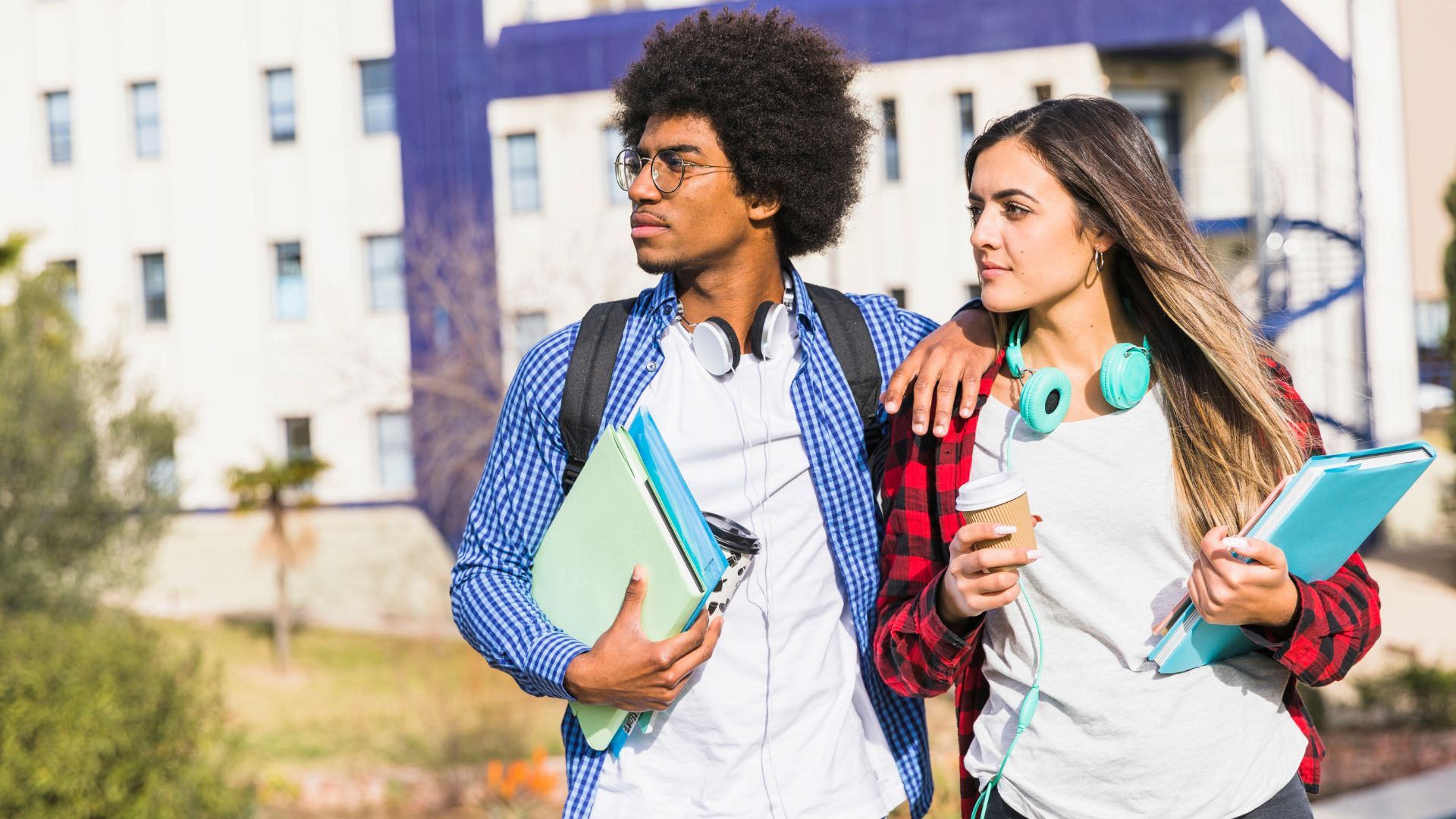 ¿Quiénes pueden acceder a las becas de inglés gratis en Bogotá?
