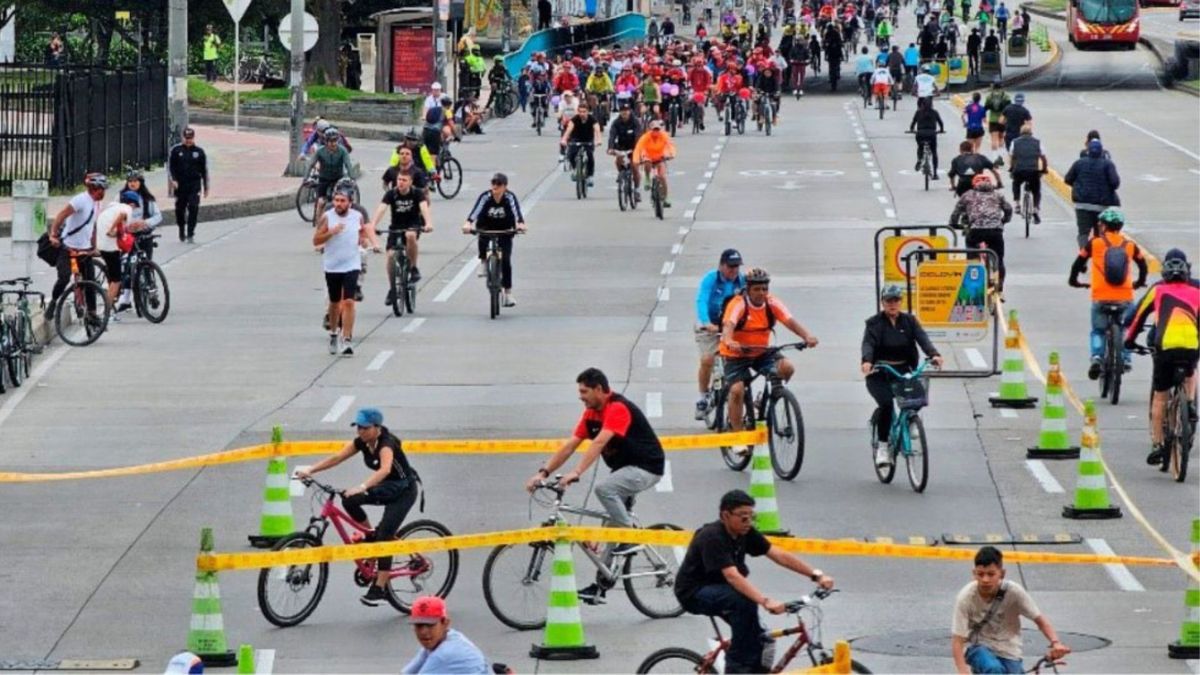 Personas utilizando la ciclovía en Bogotá