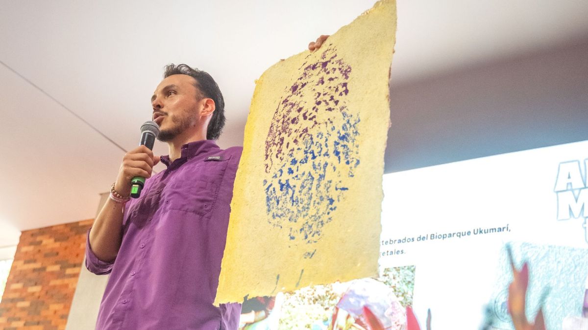 En el Ukumarí están transformando el estiércol de elefantes e hipopótamos en papel