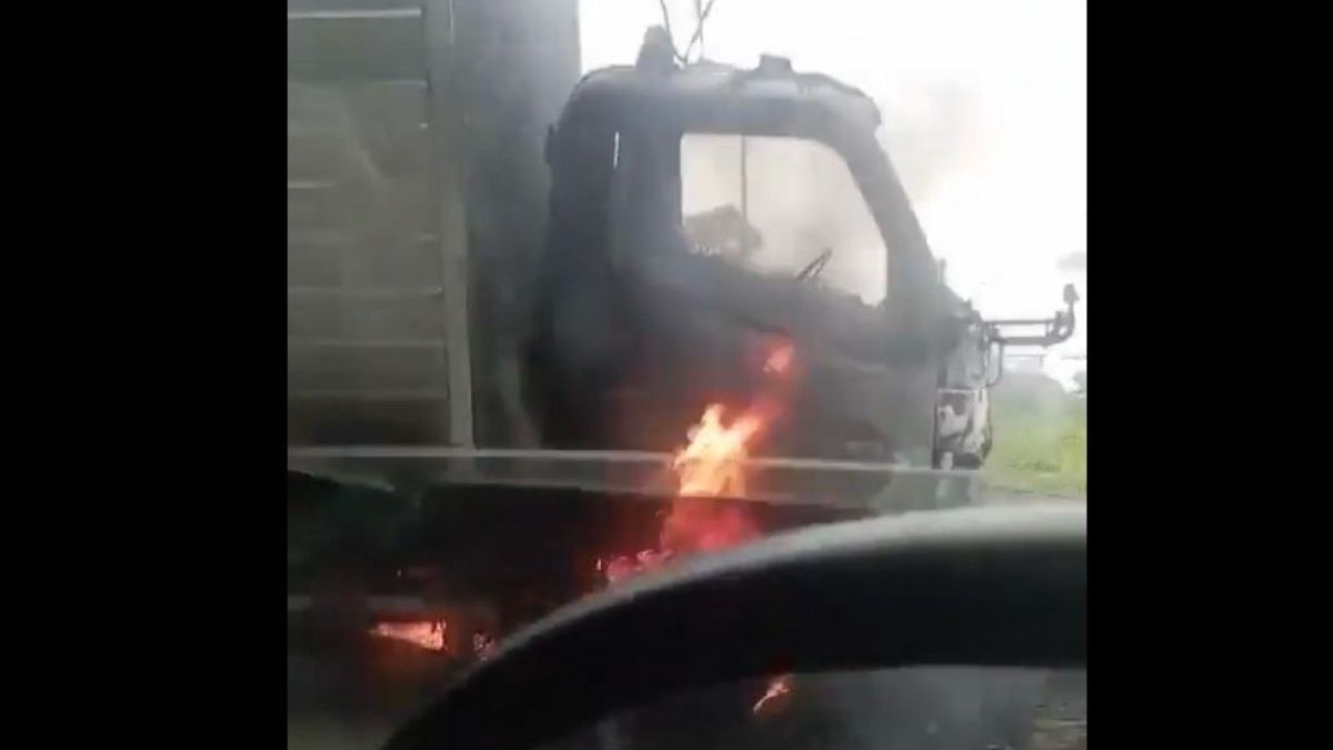 Vehículo incinerado en Antioquia.