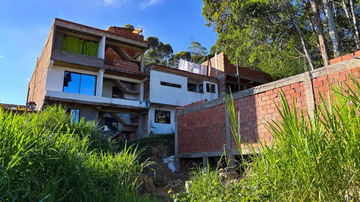 Medellín frena la construcción ilegal de 41 edificaciones en zona de riesgo en Buenos Aires