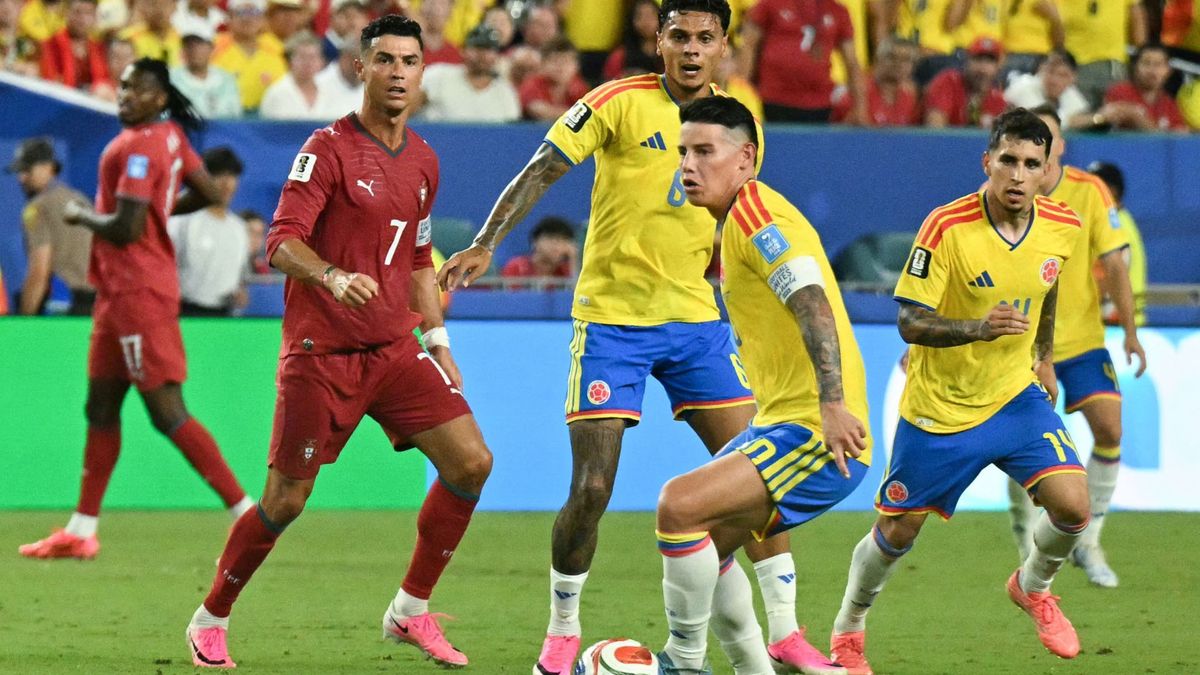 James Rodríguez manejando el balón y Cristiano Ronaldo de fondo
