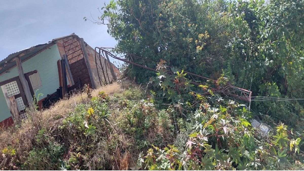 Vientos derribaron infraestructura eléctrica y mantienen emergencias en García Rovira