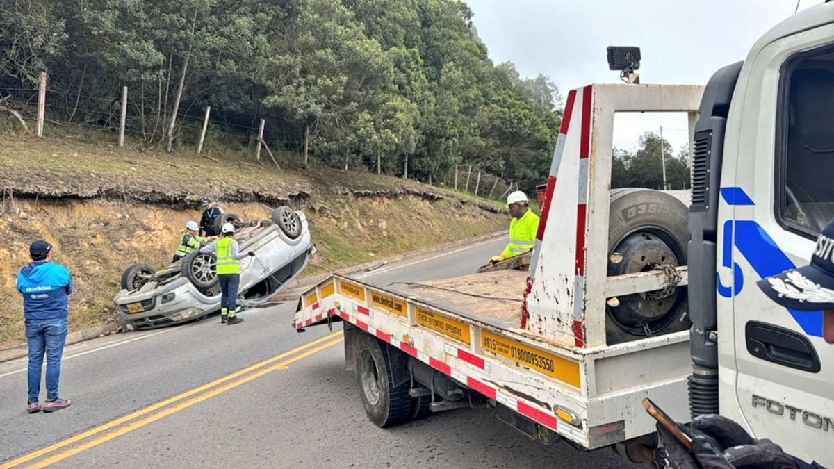 Vehículo volteado tras accidente de tránsito