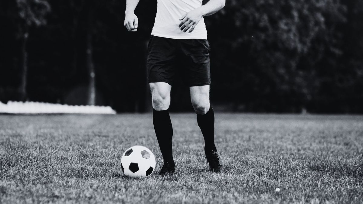 Futbolista pateando un balón