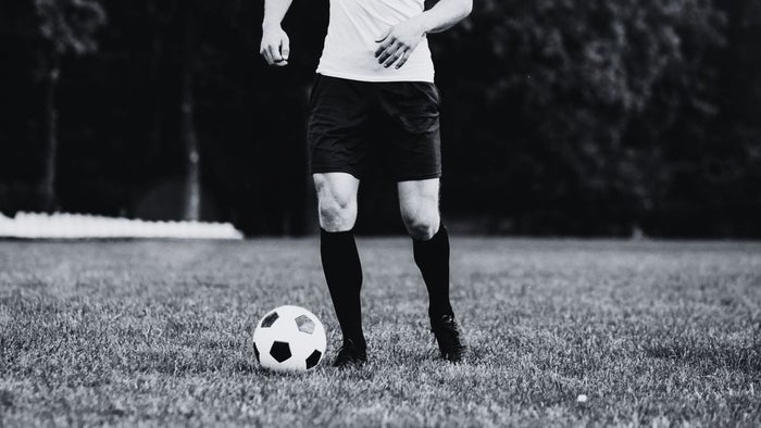 Futbolista pateando un balón