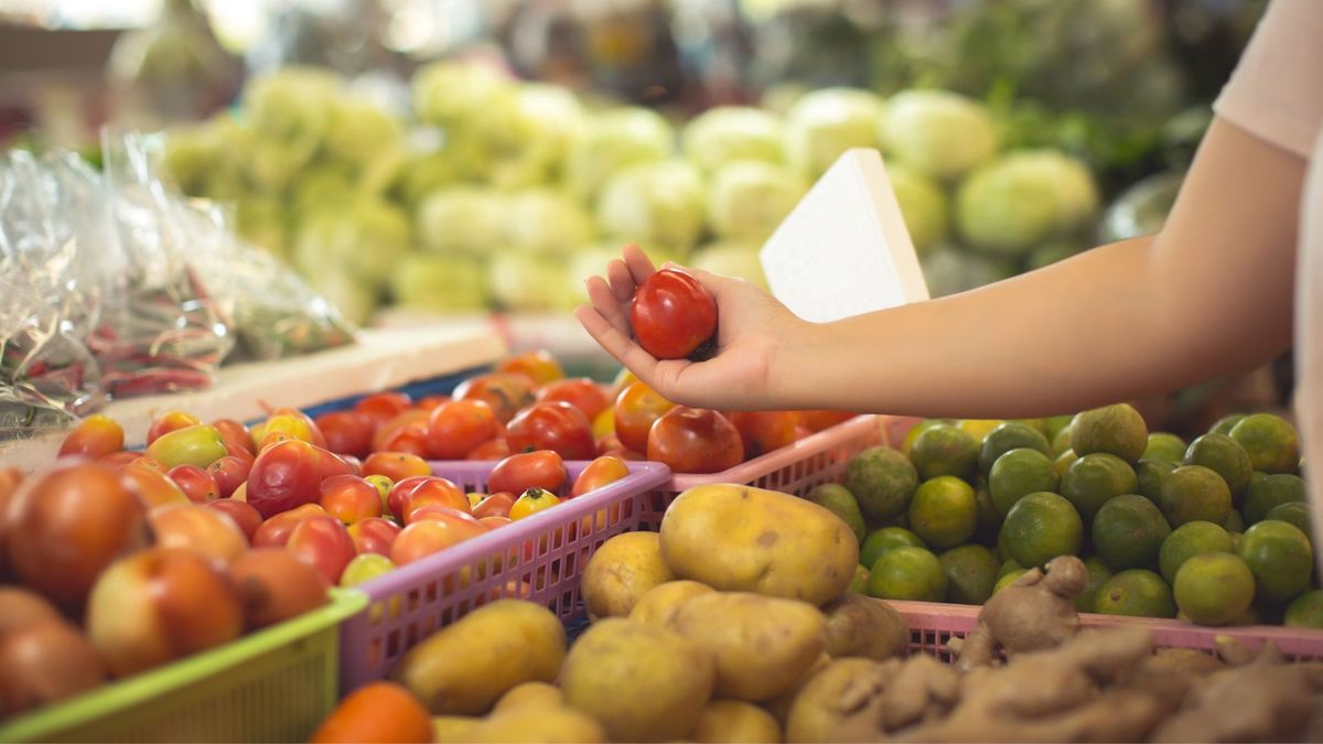 Persona escogiendo verduras para comprar