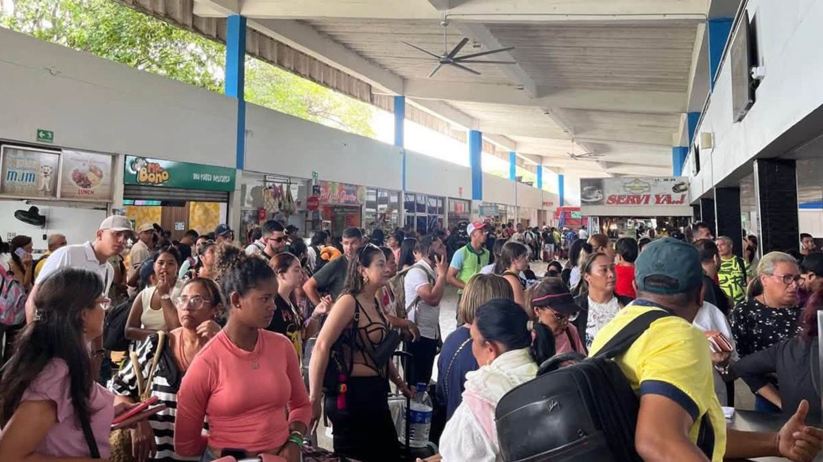 Viajeros que se movilizan por Terminal de Transportes Santa Marta