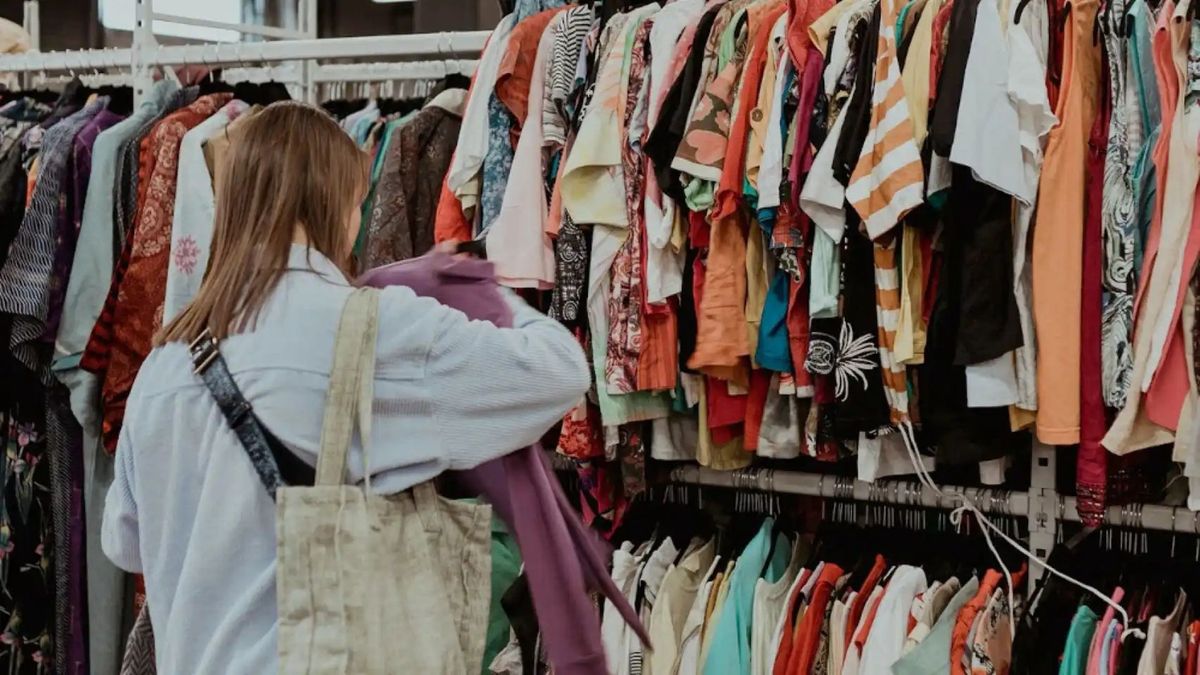 Mujer revisando ropa usada