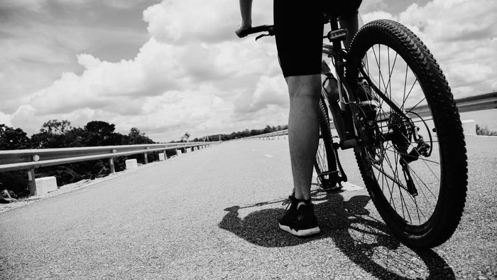 Ciclista andando por la carretera