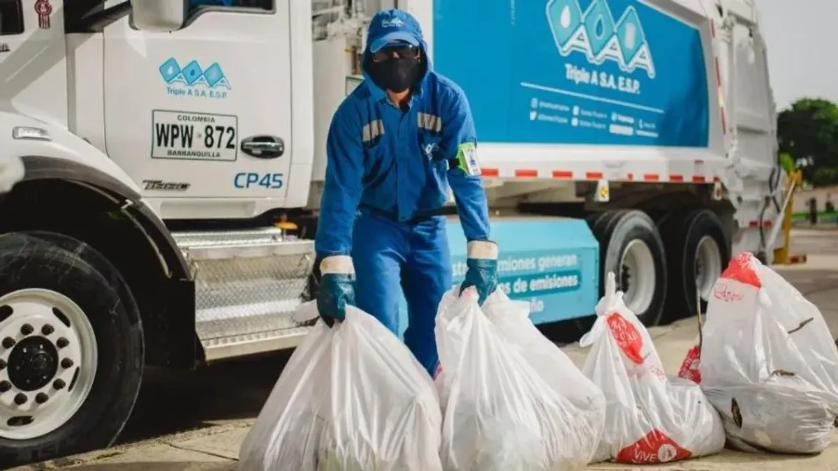 Fotografía de empleado de Triple A recogiendo residuos en las calles.