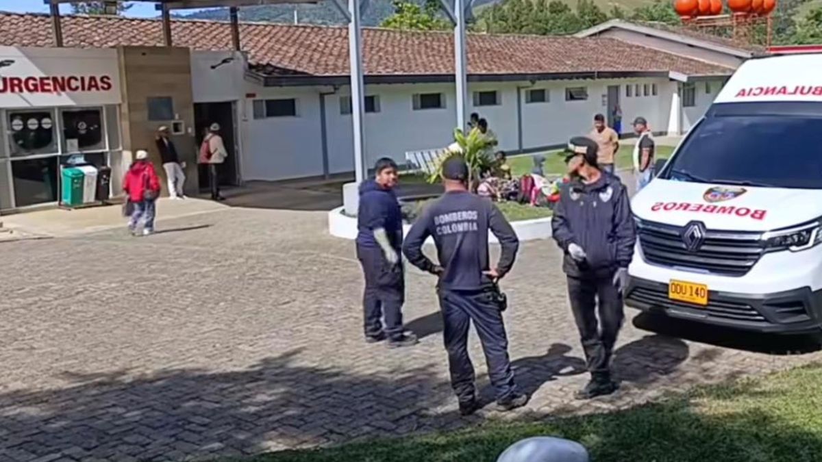 Bomberos trasladando a los heridos.