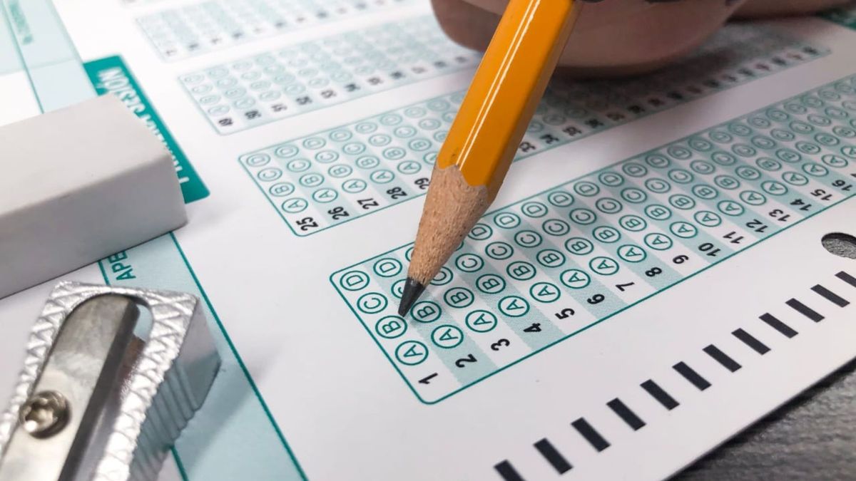 Joven llenando la prueba del Icfes