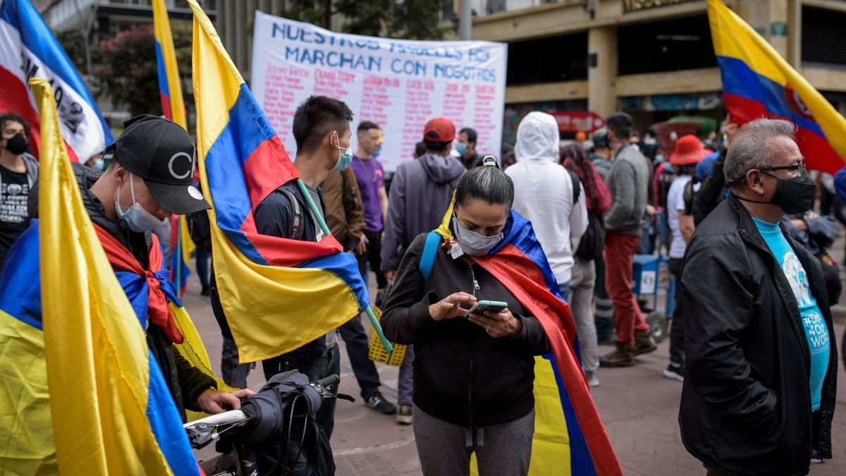Ciudadanos manifestándose en Bogotá