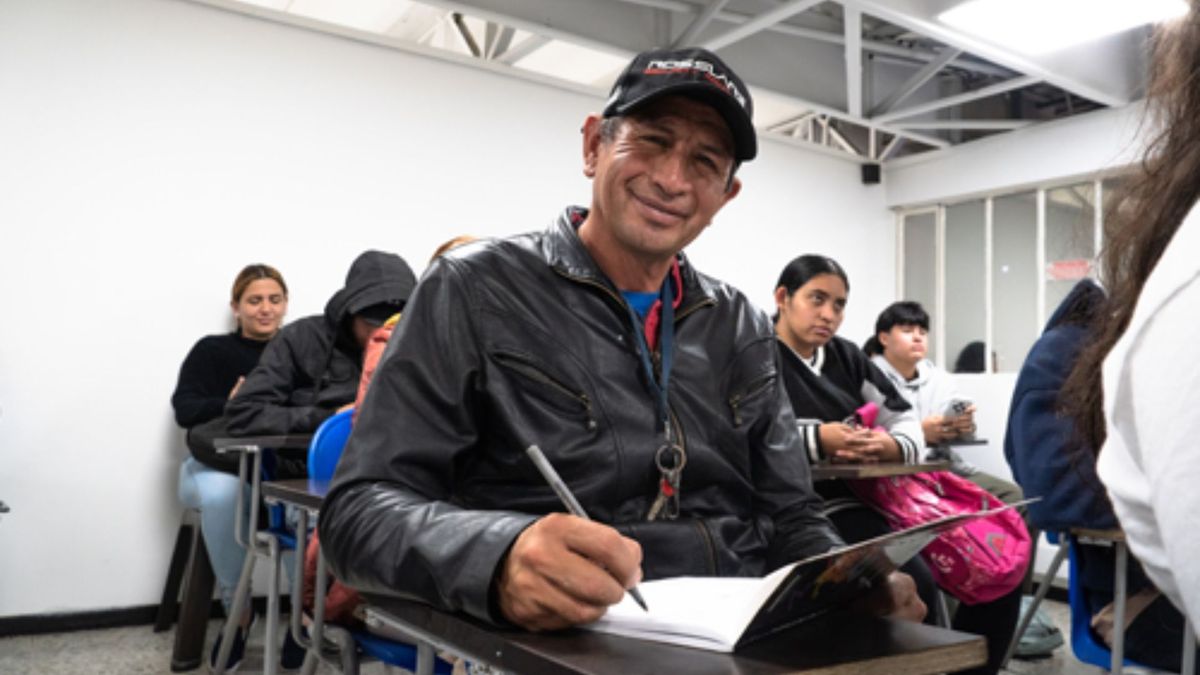 Vendedor ambulante tomando clases de bachillerato