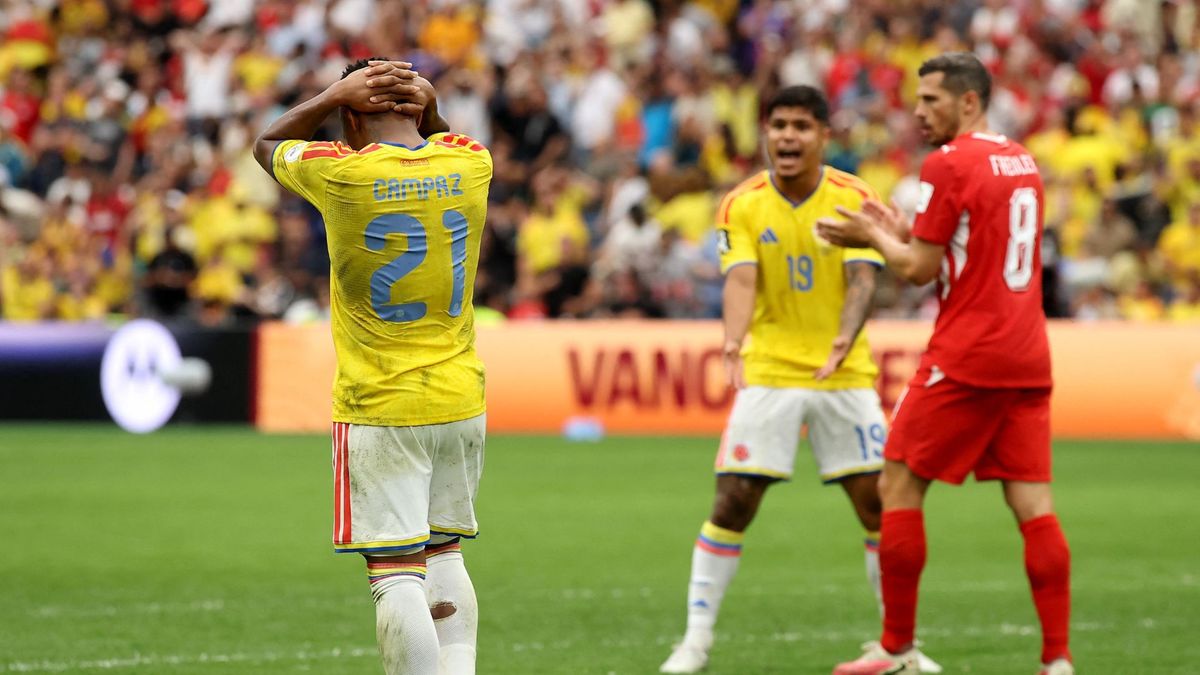 Jaminton Campaz lamentando gol errado contra Suiza