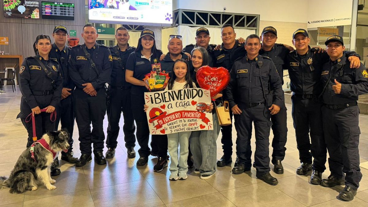 Bombero pereirano fue recibido como un héroe por sus compañeros y familia