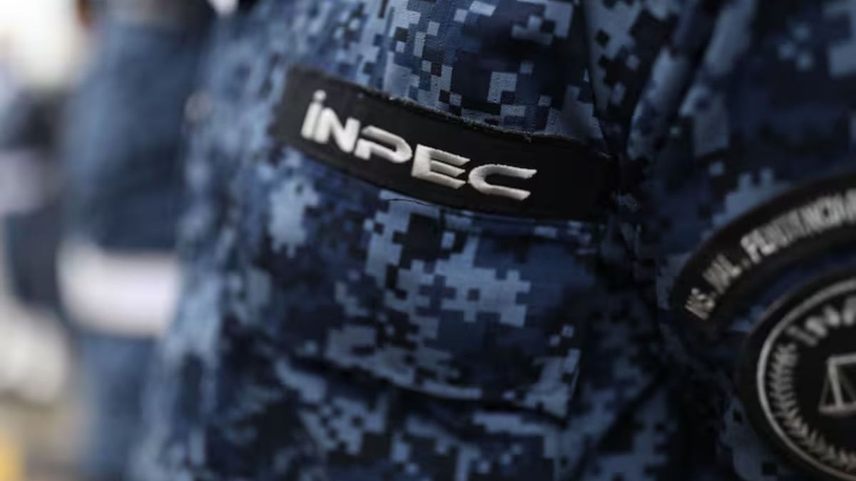 Uniforme de un funcionario del INPEC