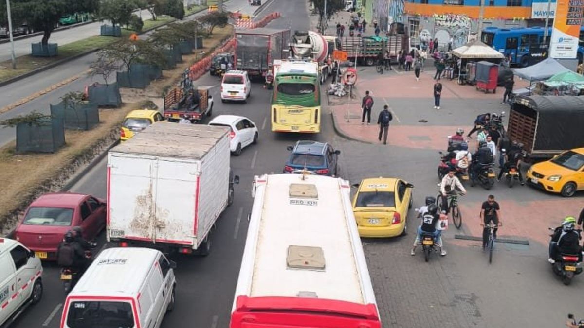 Trancón en la autopista Sur.