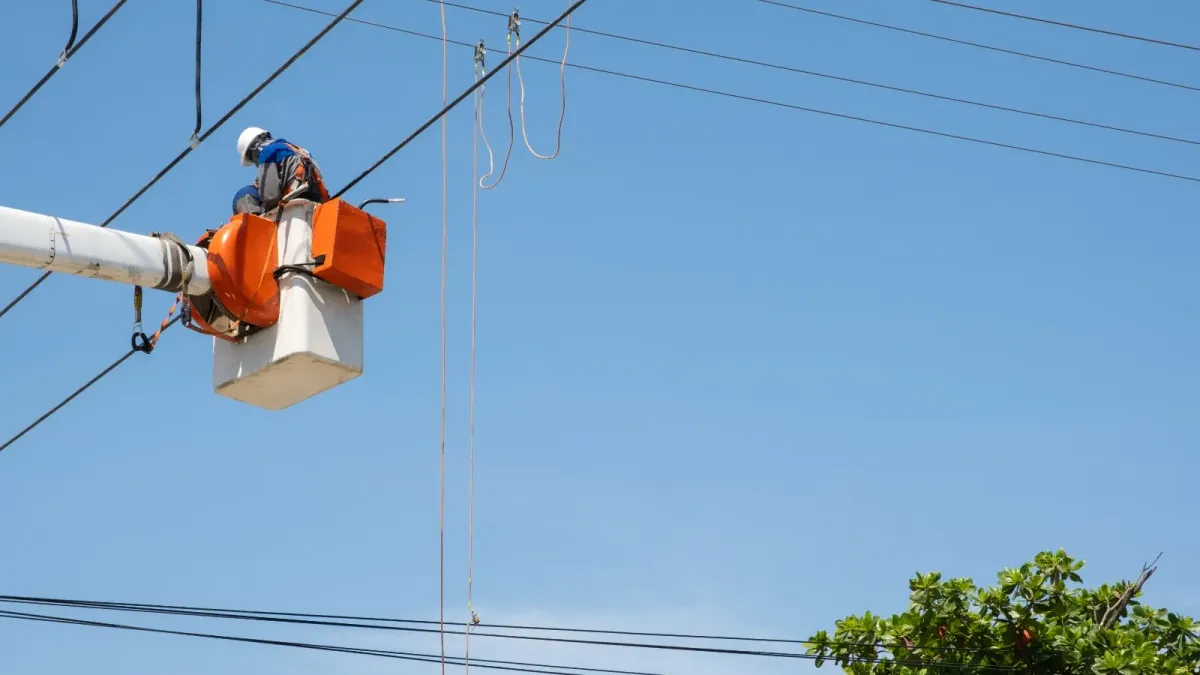 Fotografía de un empleado de Air-e en un proceso de mantenimiento eléctrico.