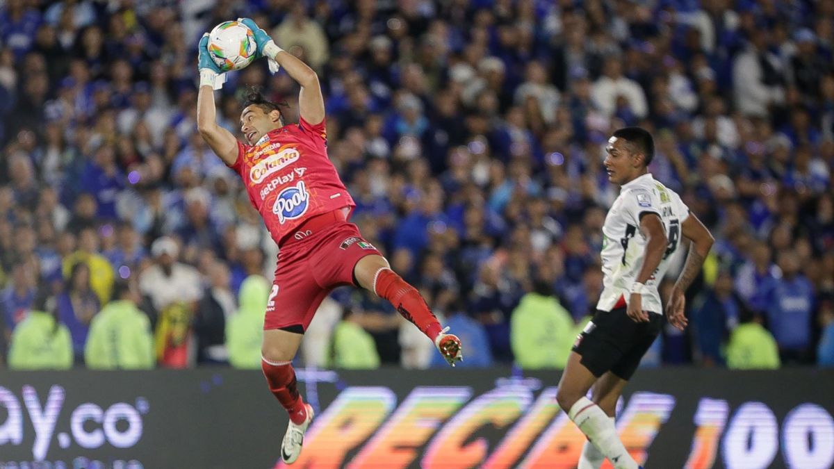 James Aguirre atajando un balón