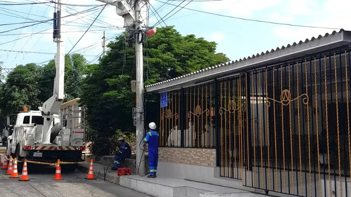 Fotografía de empleados de Air-e realizando un trabajo de mejoras del servicio de energía eléctrica.