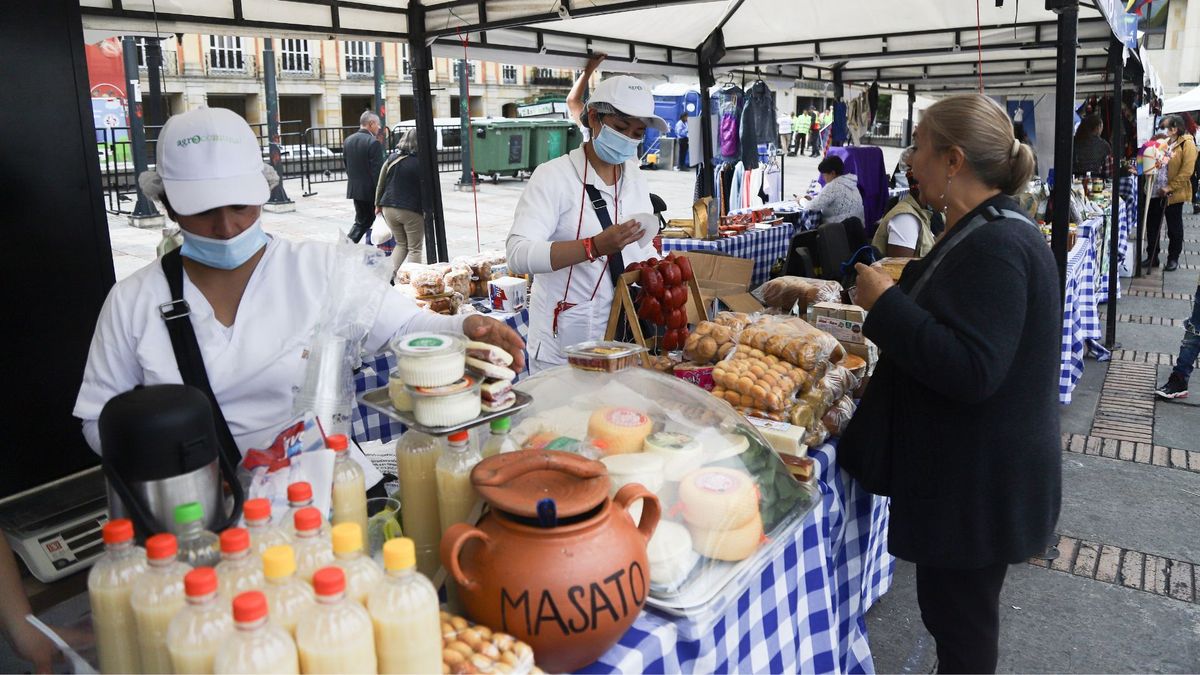 Personas vendiendo en mercados campesinos