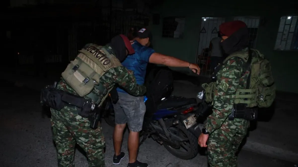 Fotografía de autoridades requisando a una persona tras la iniciativa 'Caravanas por la Vida'.